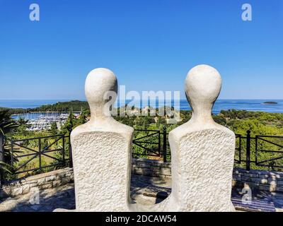 Ein Paar Steinstatuen auf der Terrasse mit Blick auf das Meer, die Küste, die Küste. Vrsar, Kroatien. Stockfoto