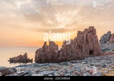 Geologische Besonderheit genannt "Rocce rosse" (rote Felsen) entlang der Küste in Arbatax (Sardinien, Italien) bei Sonnenaufgang Stockfoto