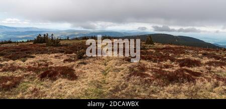 Blick vom Hügel Keprnik in den Jeseniky-Bergen in Tschechien während des trüb bewölkten Frühlingstages Stockfoto