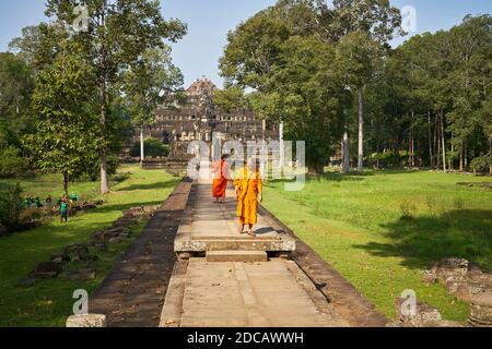 Baphuon ist ein schöner Tempelberg aus dem 11. Jahrhundert mit steilen Treppen Führt die Besucher auf eine Terrasse, die eine der bietet Die beste Aussicht in Angkor Stockfoto