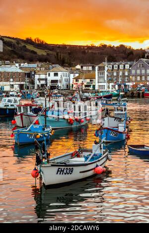 Mevagissey Hafen bei Sonnenuntergang; Cornwall Stockfoto