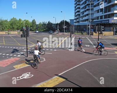 London, Großbritannien. Die umgebaute Kreuzung von Lea Bridge Road und Orient Way, die getrennte Radwege, Teil der Waltham Forests Mini-Holland Plan umfasst Stockfoto