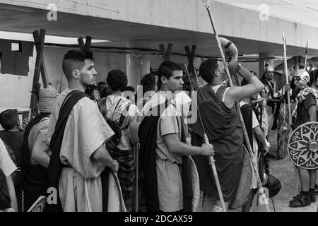 MERIDA, SPANIEN - 27. Sep 2014: Mehrere Menschen in der Tracht der alten keltischen Krieger im ersten Jahrhundert ist in historischen reenactme beteiligt Stockfoto
