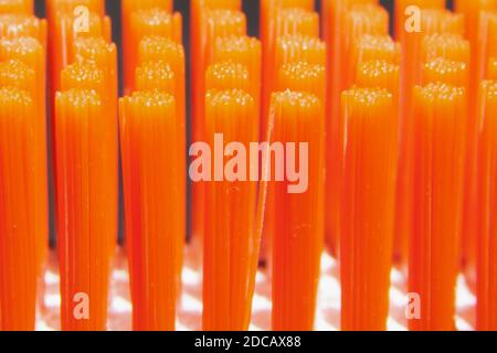 Orangefarbene Zahnbürstenborsten aus nächster Nähe Stockfoto