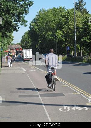 London, Großbritannien. Ein Radfahrer nutzt den neuen abgetrennten Radweg entlang der Markhouse Road. Teil des Mini-Holland-Programms von Waltham Forest für sicherere Straßen Stockfoto