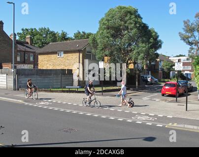London, Großbritannien. Radfahrer überqueren eine Kreuzung auf einem neuen Radweg entlang Markhouse Road. Teil des Mini-Holland-Programms von Waltham Forest für sicherere Straßen. Stockfoto