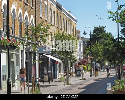 Orford Road, Walthamstow, London, Großbritannien. Neu Fußgängerzone Einkaufsstraße, Teil der Waltham Forest Mini-Holland-Regelung für sicherere Straßen. Stockfoto