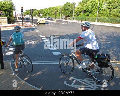 London, Großbritannien. Radfahrer nutzen die neue, abgetrennte Radstraße entlang des belebten Eastway, Teil des Mini-Holland-Plans von Waltham Forest für sicherere Straßen. Stockfoto