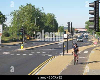 London, Großbritannien. Ein Radfahrer nutzt die neue abgetrennte Fahrradstraße entlang des belebten Eastway, Teil des Mini-Holland-Plans von Waltham Forest für sicherere Straßen. Stockfoto