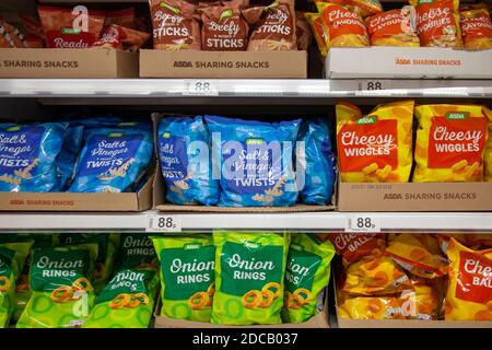 Asda Brand Crisps im Geschäft Batteresa - London Großbritannien Stockfoto