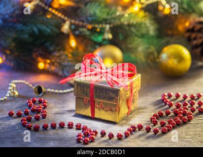 Schöne Weihnachtsgeschenke in dekorierten Kisten in der Nähe eines Weihnachtsbaums im Haus. Stockfoto