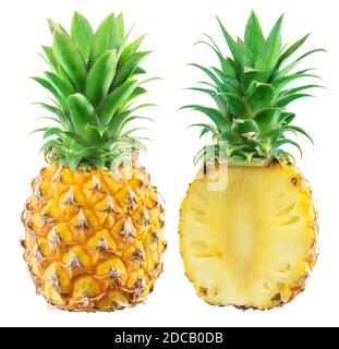 Ganze Ananas und die Hälfte der Ananas isoliert auf weißem Hintergrund. Stockfoto