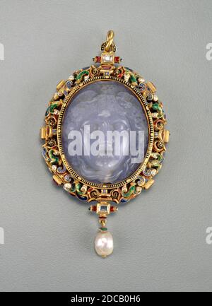 Alfred André, (Juwelier), französisch, 1839 - 1919, Anhänger mit dem Kopf der Medusa, 1885/1890, Chalcedon; Gold emailliert in schwarz, weiß, hellblau, durchscheinend rot, blau und grün; 6 Diamanten, 4 Rubinen, 1 Perle, insgesamt: 12 x 6.8 x 2.5 cm (4 3/4 x 2 11/16 x 1 Zoll Stockfoto