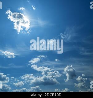 Einige leichte kummulforme Wolken am klaren blauen Himmel. Natur Hintergrund. Stockfoto