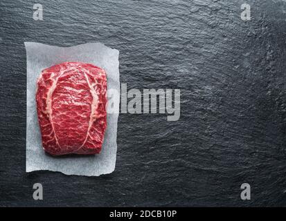 Das Top Blade Steak oder Beef Steak auf dem Graphitbrett. Stockfoto