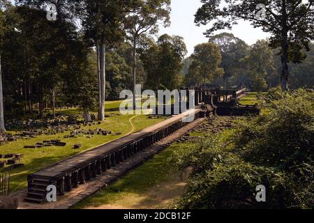 Baphuon ist ein schöner Tempelberg aus dem 11. Jahrhundert mit steilen Treppen Führt die Besucher auf eine Terrasse, die eine der bietet Die beste Aussicht in Angkor Stockfoto