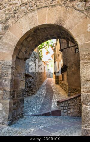 Das Portal von Molina, Bogen und mittelalterlichen Straßen in der Stadt Albarracin, Teruel Stockfoto