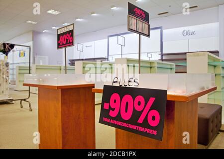 Galeria Kaufhof, leere Regale, Ladenschließung, Deutschland, Nordrhein-Westfalen, Ruhrgebiet, Witten Stockfoto