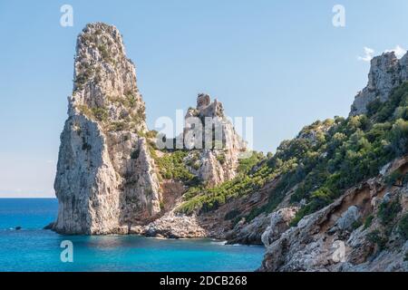 Felsenspitze "Pedra Longa" im Golf von Orosei bei Santa Maria Navarrese, kleines Seedorf in Ogliastra (Sardinien, Italien) Stockfoto