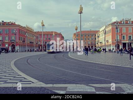 Ein normaler Tag in der Place Masséna von Nizza, mit der Straßenbahn und den Männer Skulpturen Stockfoto