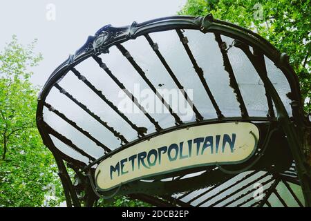 Metropolitain-Schild am Eingang einer U-Bahnstation in Montmartre, dem Künstlerviertel von Paris Stockfoto