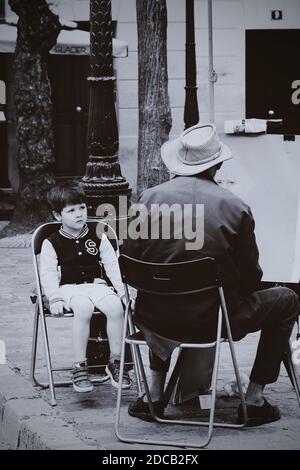 Straßenkünstler zeichnet einen kleinen Jungen in der berühmten Nachbarschaft von Montmartre, Bohemian Paris, Frankreich Stockfoto