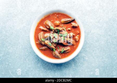 Blick von oben auf Rindfleisch und Okra Eintopf. Stockfoto