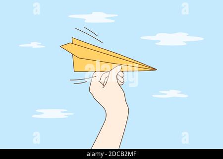 Reisen, Business, Lieferung, Flugkonzept. Mann Frau Cartoon Hände halten handgemachte Papier Flugzeug fliegen in Himmel demonstrieren E-Mail Brief liefern. Stock Vektor