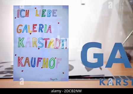 'I love Galeria Karstadt Kaufhof', selbstgemalte Notiz von einem Kind im Schaufenster, Deutschland, Nordrhein-Westfalen, Ruhrgebiet, Witten Stockfoto