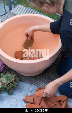 Herstellung eines Mini-Sandariums für Wildbienen, Schale gefüllt mit Kies für die Drainage, Serienbild 4/18, Deutschland Stockfoto