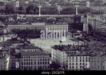 Luftaufnahme des Place de Bellecour, in der Innenstadt von Lyon, Schwarz-Weiß-Fotografie Stockfoto