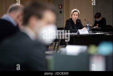 Stuttgart, Deutschland. November 2020. Die baden-württembergische Wirtschaftsministerin Nicole Hoffmeister-Kraut (CDU) spricht vor dem Untersuchungsausschuss, der sich mit den zu hohen Kosten des staatseigenen Expo-Pavillons auf der geplanten Weltausstellung in Dubai 2021 beschäftigt. Quelle: Christoph Schmidt/dpa/Alamy Live News Stockfoto