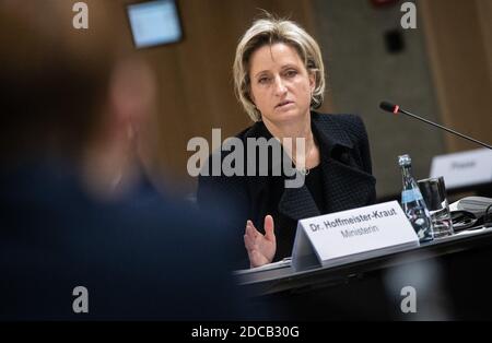 Stuttgart, Deutschland. November 2020. Die baden-württembergische Wirtschaftsministerin Nicole Hoffmeister-Kraut (CDU) spricht vor dem Untersuchungsausschuss, der sich mit den zu hohen Kosten des staatseigenen Expo-Pavillons auf der geplanten Weltausstellung in Dubai 2021 beschäftigt. Quelle: Christoph Schmidt/dpa/Alamy Live News Stockfoto