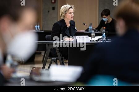 Stuttgart, Deutschland. November 2020. Die baden-württembergische Wirtschaftsministerin Nicole Hoffmeister-Kraut (CDU) spricht vor dem Untersuchungsausschuss, der sich mit den zu hohen Kosten des staatseigenen Expo-Pavillons auf der geplanten Weltausstellung in Dubai 2021 beschäftigt. Quelle: Christoph Schmidt/dpa/Alamy Live News Stockfoto