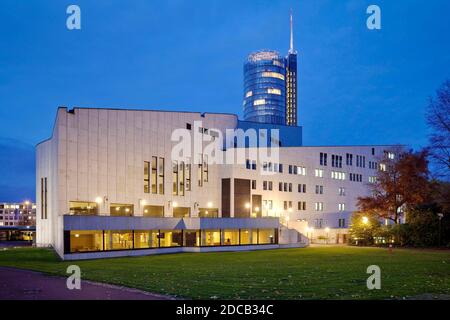 Aalto Theater und RWE Tower am Abend, Deutschland, Nordrhein-Westfalen, Ruhrgebiet, Essen Stockfoto