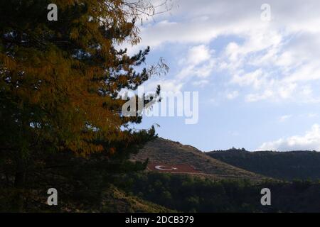 Motiv der türkischen Flagge auf dem Hügel Stockfoto