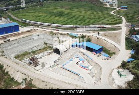 Jakarta. September 2020. Ein Zug fährt über den Tunnel 10 der Jakarta-Bandung High Speed Railway, der in Indonesien im Bau ist, 30. September 2020. Die Jakarta-Bandung High Speed Railway ist die erste 350km/h Standard-Hochgeschwindigkeitsbahn in Indonesien und in Südostasien als Ganzes. Nach Fertigstellung des chinesisch gebauten 142.3 km langen Hochgeschwindigkeitsbahnprojekts wird sich die Fahrzeit zwischen Jakarta und Bandung auf 40 Minuten verkürzen, verglichen mit derzeit mehr als drei Stunden. Quelle: Du Yu/Xinhua/Alamy Live News Stockfoto