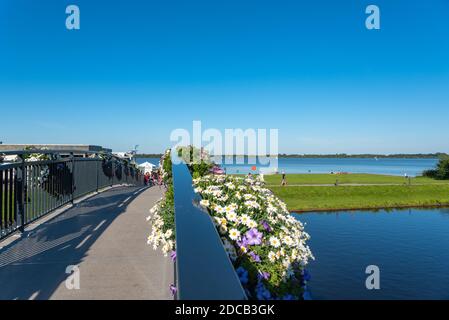 Brücke über die Elbe-Weser-Schifffahrtsroute zum Bederkesaer See, Bad Bederkesa, Niedersachsen, Deutschland, Europa Stockfoto