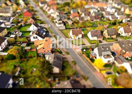 Vorort mit Familienhäusern, Vorgärten und Nachban, Luftbild mit Tilt-Shift-Effekt Stockfoto
