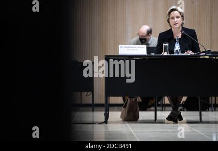 Stuttgart, Deutschland. November 2020. Die baden-württembergische Wirtschaftsministerin Nicole Hoffmeister-Kraut (CDU) spricht vor dem Untersuchungsausschuss, der sich mit den zu hohen Kosten des staatseigenen Expo-Pavillons auf der geplanten Weltausstellung in Dubai 2021 beschäftigt. Quelle: Christoph Schmidt/dpa/Alamy Live News Stockfoto