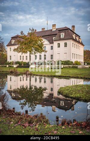 Schloss Branitz spiegelt sich im Wasser Stockfoto