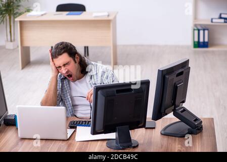 Männliche it-Spezialist im Büro Stockfoto