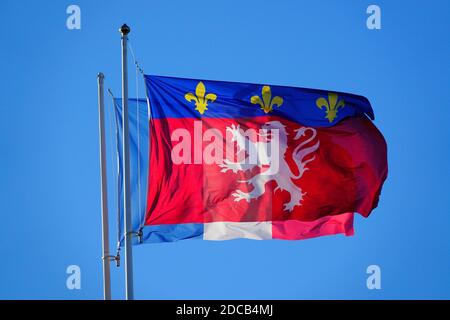 Winkende Flaggen der Stadt Lyon und Frankreich in Ein schöner Morgen Stockfoto