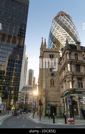 St. Andrew Undershell Church und Swiss Re Stockfoto