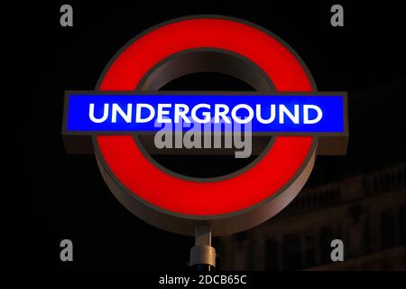 London, Großbritannien. - 19. November 2020: Eines von vier beleuchteten Playstation-Button-Symbolen an den U-Bahnstationen Oxford Circus in einem Deal zwischen Sony und Transport for London, um die neue Einführung des PS5 in Großbritannien zu fördern Stockfoto