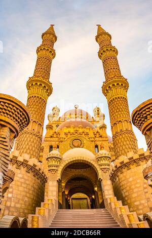 Al Mustafa Moschee in der Altstadt von Sharm El Sheikh, Ägypten. Eine der Haupttouristenattraktionen mit herrlicher Architektur Stockfoto
