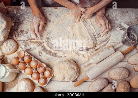 Backgrund mit Herzform aus Mehl und Zutaten. Ich koche gerne. Draufsicht. Stockfoto