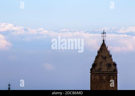 Sighnaghi Dorflandschaft und Blick auf die Stadt in Kacheti, Georgien. Alte Häuser wunderschöne Aussicht bei Nebel und Nebel Stockfoto