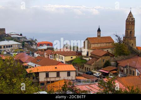 Sighnaghi Dorflandschaft und Blick auf die Stadt in Kacheti, Georgien. Alte Häuser wunderschöne Aussicht bei Nebel und Nebel Stockfoto