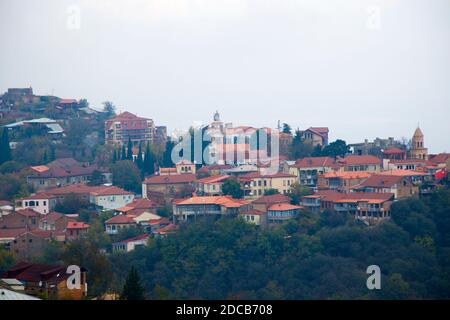 Sighnaghi Dorflandschaft und Blick auf die Stadt in Kacheti, Georgien. Alte Häuser wunderschöne Aussicht bei Nebel und Nebel Stockfoto